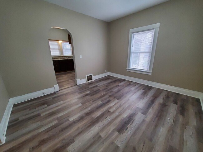 Building Photo - COMING SOON!! 506 Denver- large 3 bed house! **PETS OK**