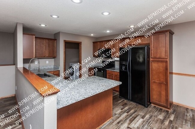 Building Photo - 738 NE Spring St