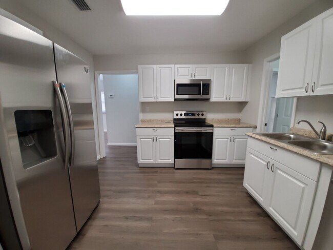 Building Photo - 2 Bedroom, 1 Bathroom Home with Yard - 7 M...
