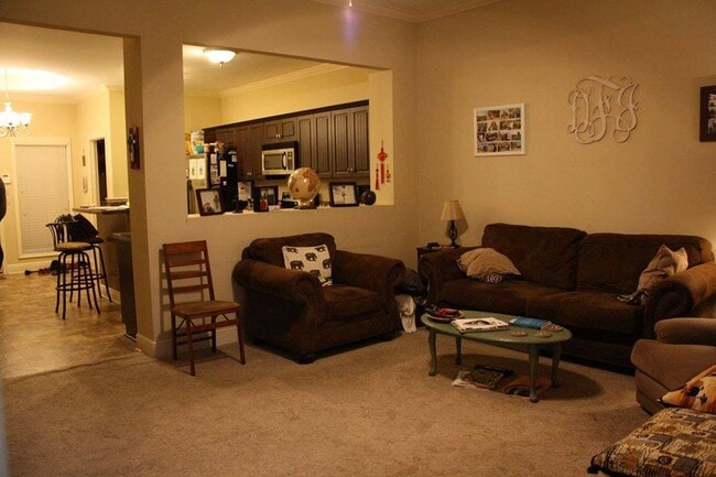 Building Photo - Charming 3 Bedroom 2 bath cottage