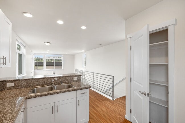 Building Photo - 3027 21st Ave W