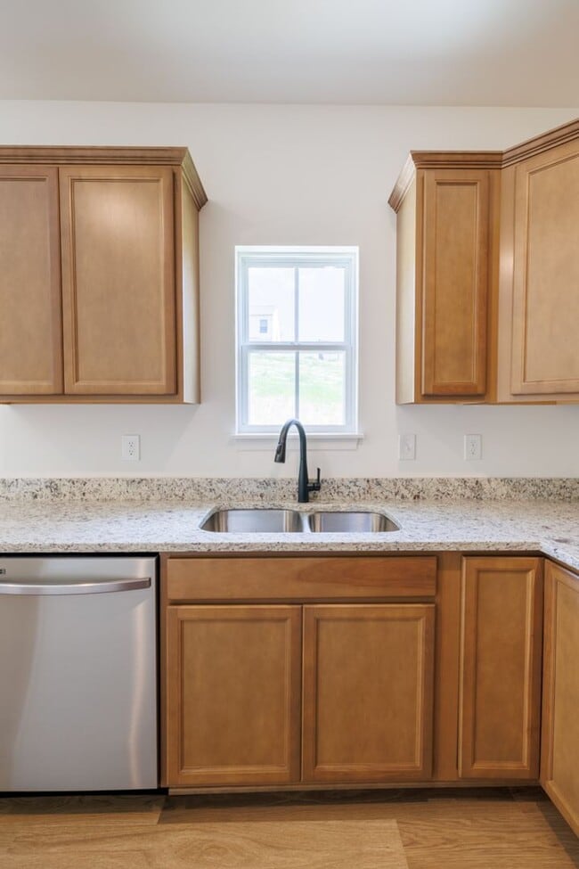 Building Photo - ONE-MONTH FREE RENT Move-Incentitive!!! Ne...