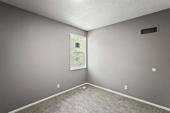 Building Photo - Spacious and updated townhome in Olathe!  1st month is Free!*