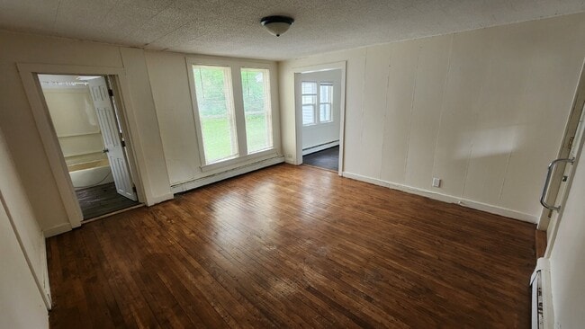 Building Photo - 2 Bedroom, 1 Bathroom with Laundry & Off Street Parking - Available August 1st!