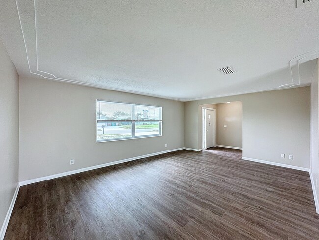 Building Photo - 1545 Polaris St