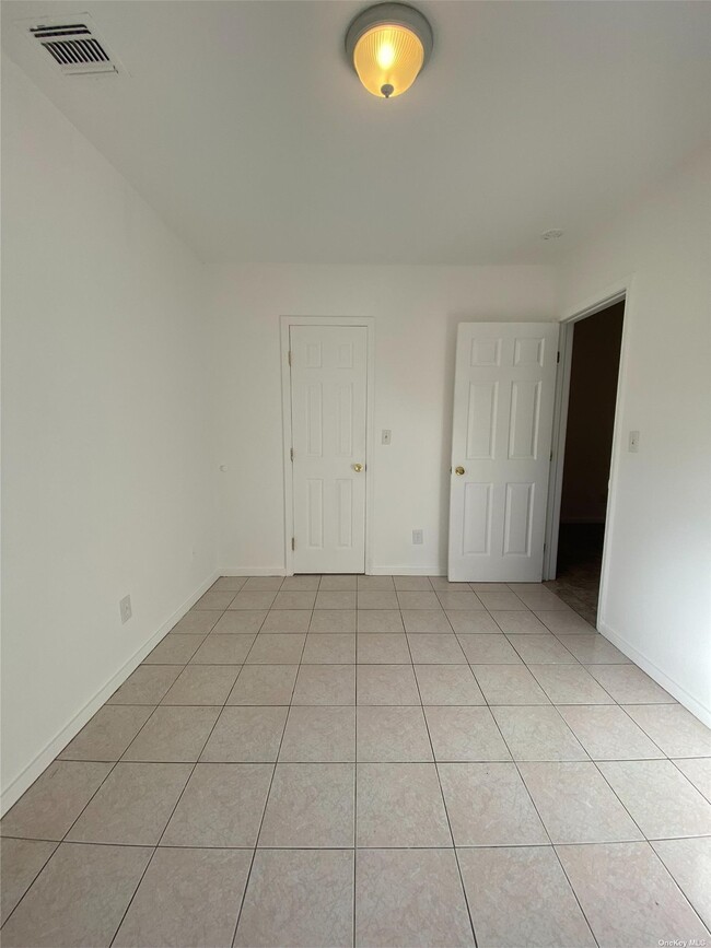 Building Photo - 355 Bayville Ave