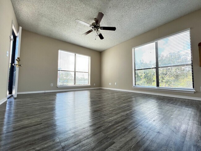 Building Photo - 2 Bedroom 2 Bath Apartment w/ Washer and Dryer Connections