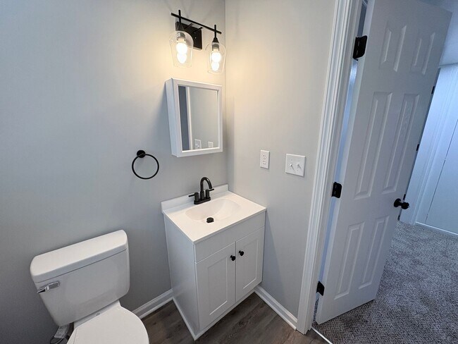 Building Photo - Newly Renovated 3 Bedroom 2 Bath w/ Flex Room Located in a Sought-after Neighborhood!