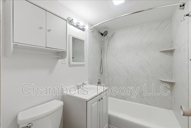 Building Photo - 1210 N Taft St