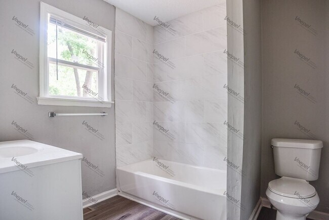 Building Photo - 3 Bedroom 1.5 Bath $1,425.00