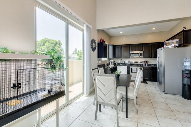 Building Photo - 1367 S Country Club Dr