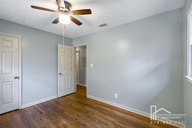 Building Photo - 4979 Paris Ave