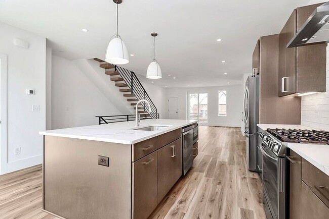 Building Photo - Stunning 3BD/3.5BA Townhome with PRIVATE POOL!