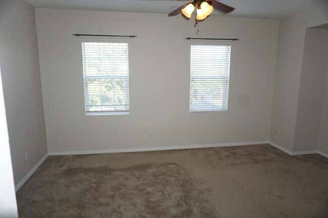 Building Photo - Beautiful 3 Bedroom 2.5 Bathroom Townhome ...