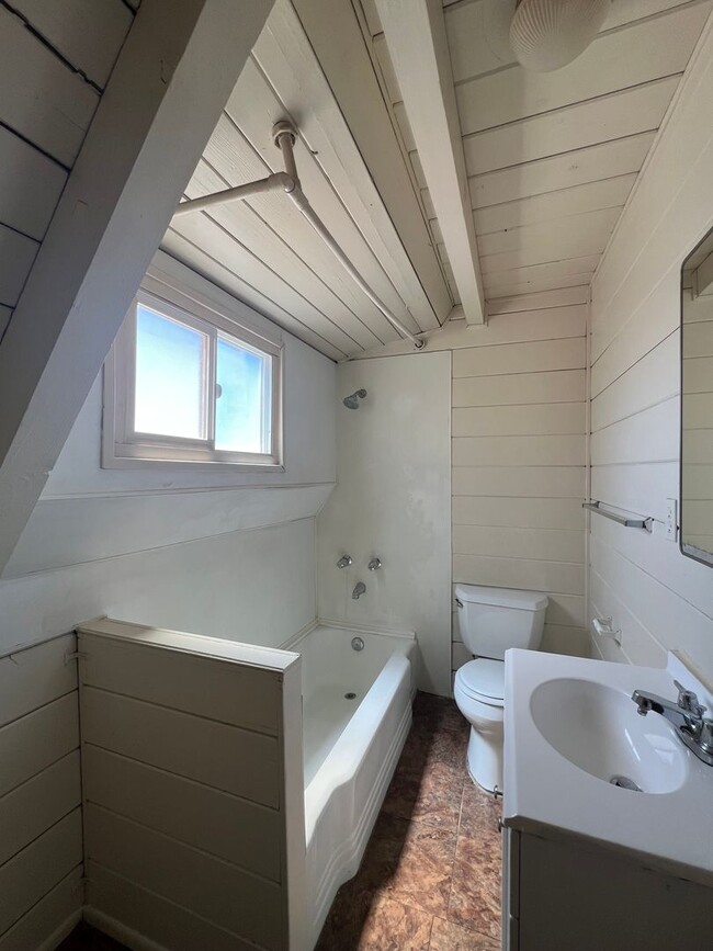 Building Photo - Cozy 1 Bedroom Apartment Located Near Free...