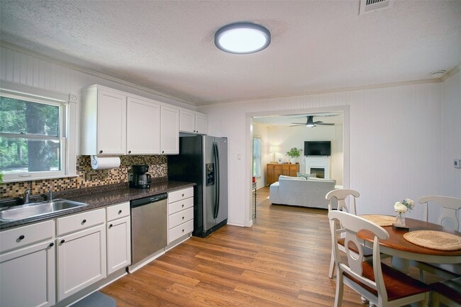 Building Photo - 212 E Yell St