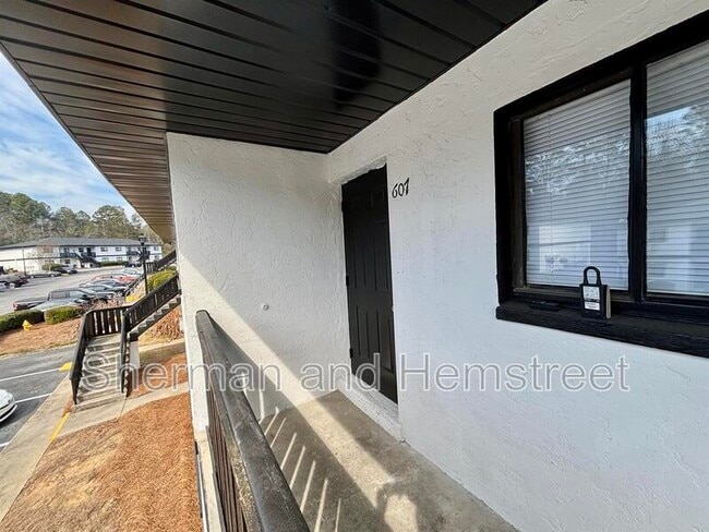 Building Photo - 607 Windsong Cir