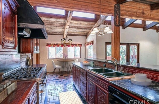 Building Photo - Escape to Your Own Private Retreat Among the Oaks