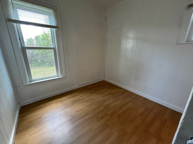 Building Photo - 2 Bed 1 Bath Large House with Fenced Yard and Washer Dryer Hookups