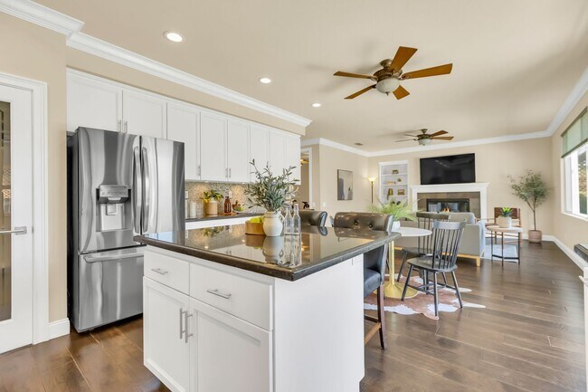 Building Photo - Looks like a model home! 5 Bed 3 Bath Roseville