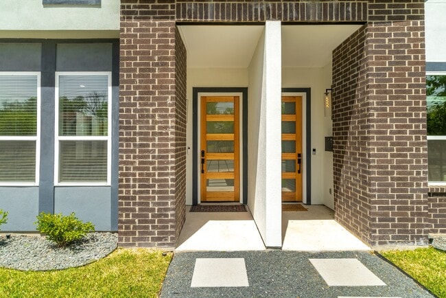 Building Photo - 719 Eleanor Ave