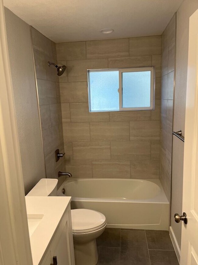 Building Photo - Nice remodeled studio in prime location