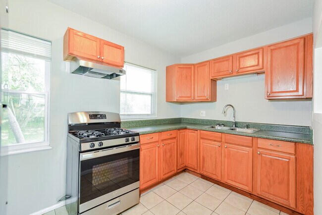 Building Photo - 321 W Dicie Ave