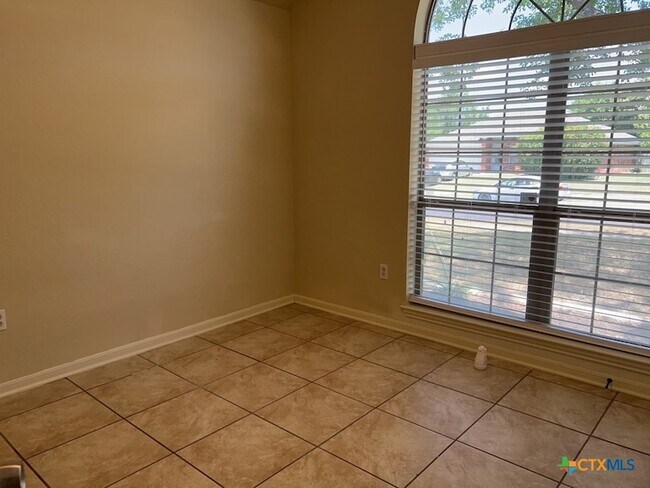Building Photo - 3906 Lone Oak Dr