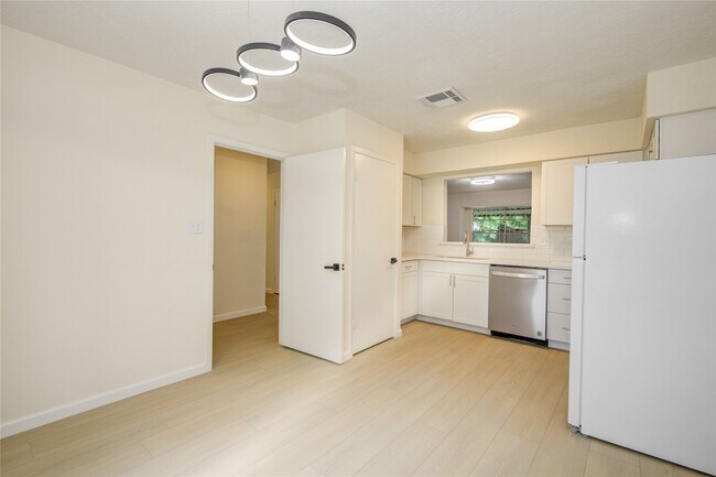 Building Photo - 12803 High Star Dr