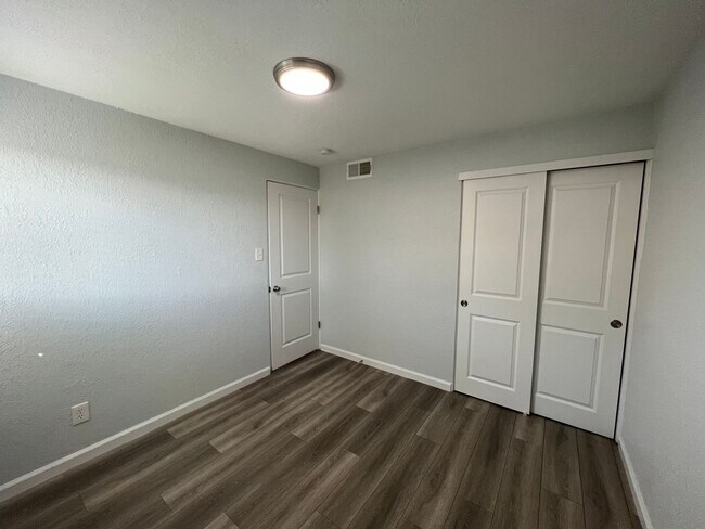 Building Photo - Beautifully Renovated 2 bedroom in Aurora! Right on the park and close to Stanley Marketplace!
