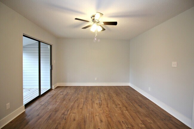 Building Photo - Lovely 2 Bedroom Waterfront Condo In Shalimar