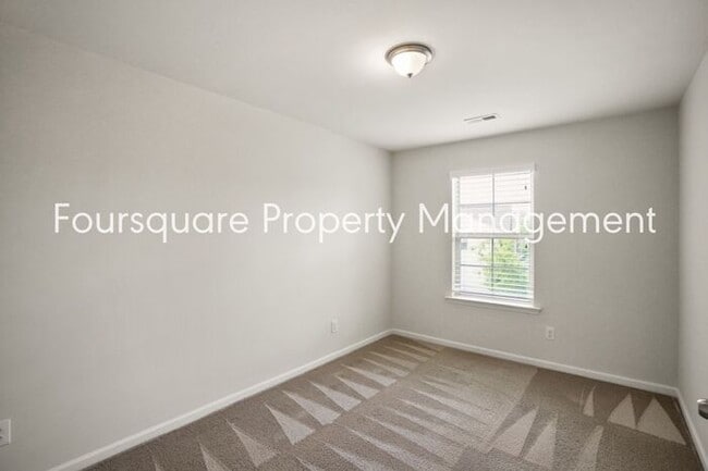Building Photo - Townhome | Washer/ Dryer Included | Back P...