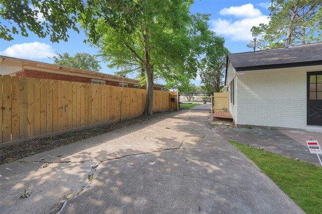 Building Photo - 9519 Val Verde St