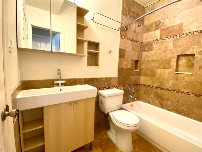 Building Photo - 2025 Augusta Dr