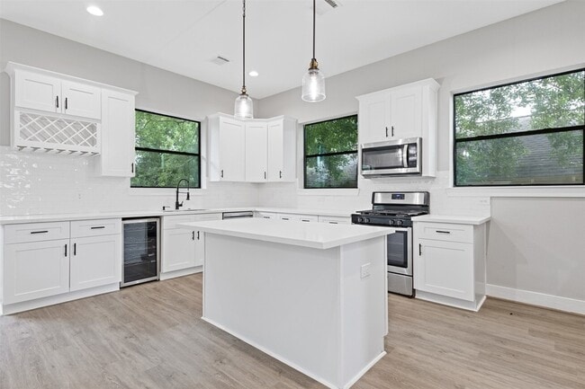 Building Photo - 806 E 39th St