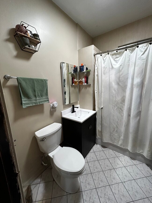 Building Photo - 2340 W Thomas St