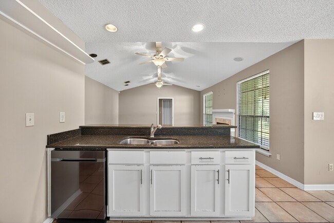 Building Photo - Spacious 3BR Home with Fireplace, Garage & Private Yard