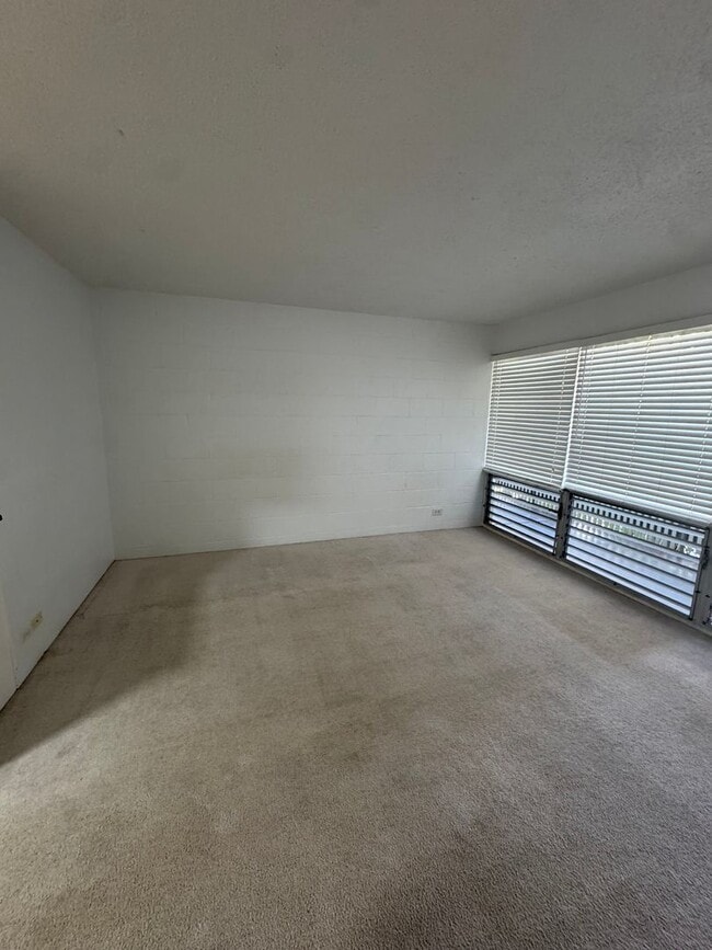 Primary Photo - 1 Bed 1 Bath with parking near Diamond Head