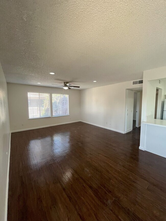 Building Photo - Upstairs Unit!! Under New Management!! Und...