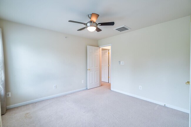 Building Photo - Bright And Spacious 3 Bed 2.5 Bath End-Uni...