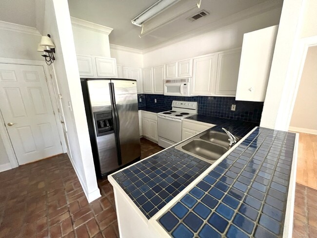 Building Photo - University View Condo, Gated 2 Bedroom Condo For Rent, Near LSU