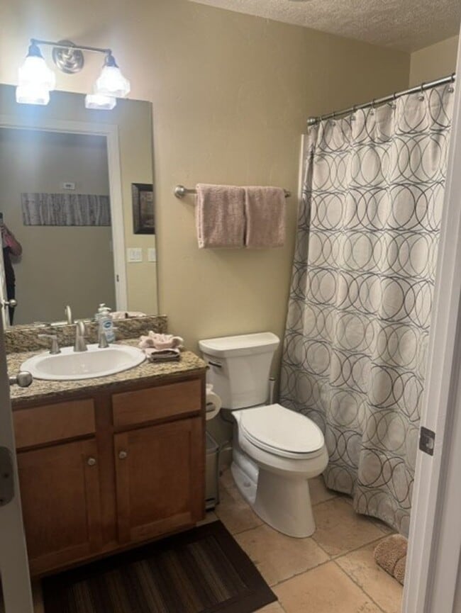 Building Photo - 2 Bdrm 2 bath