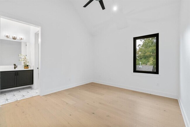 Building Photo - 603 E 47th St