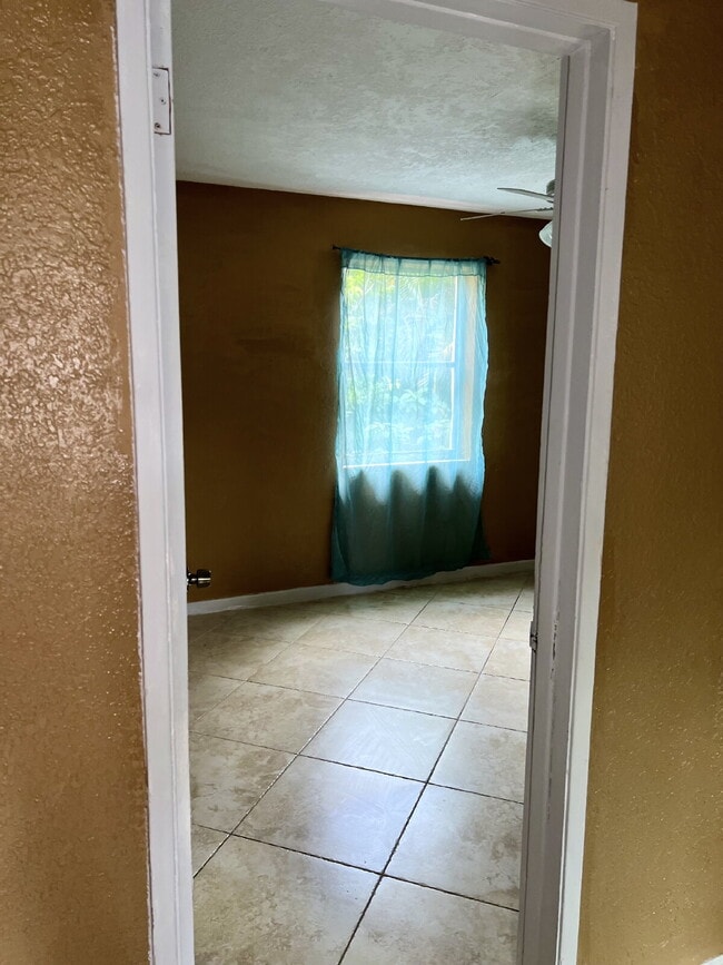 Building Photo - Spacious Master Bedroom Shared Living Spac...