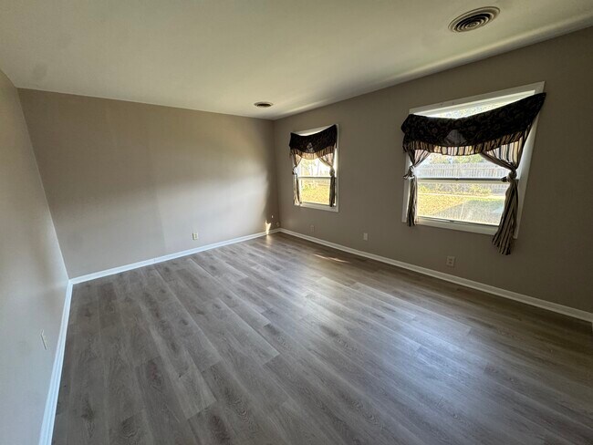 Building Photo - 1218 E Broadway