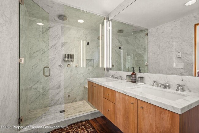 Building Photo - 706 E Hyman Ave