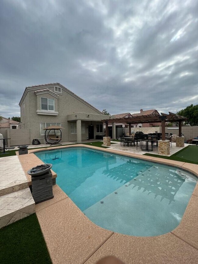 Building Photo - BEAUTIFUL executive style home w/ entertainer's dream backyard!
