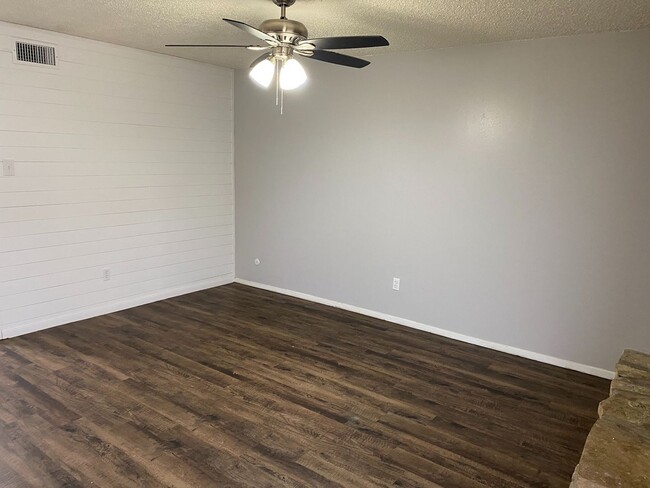 Building Photo - Move In Special! 2 bedroom 1.5 townhome