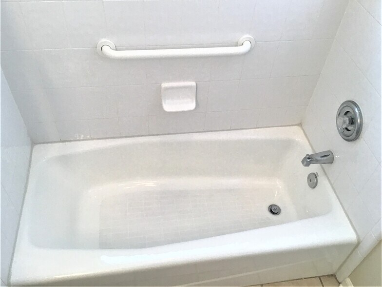 Building Photo - 587 Oakmont Dr