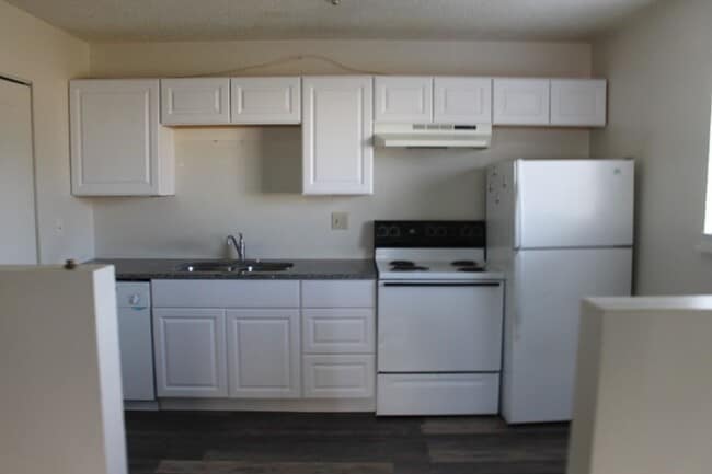 Building Photo - Nice 2 bedroom unit FOR RENT on Provincial Dr